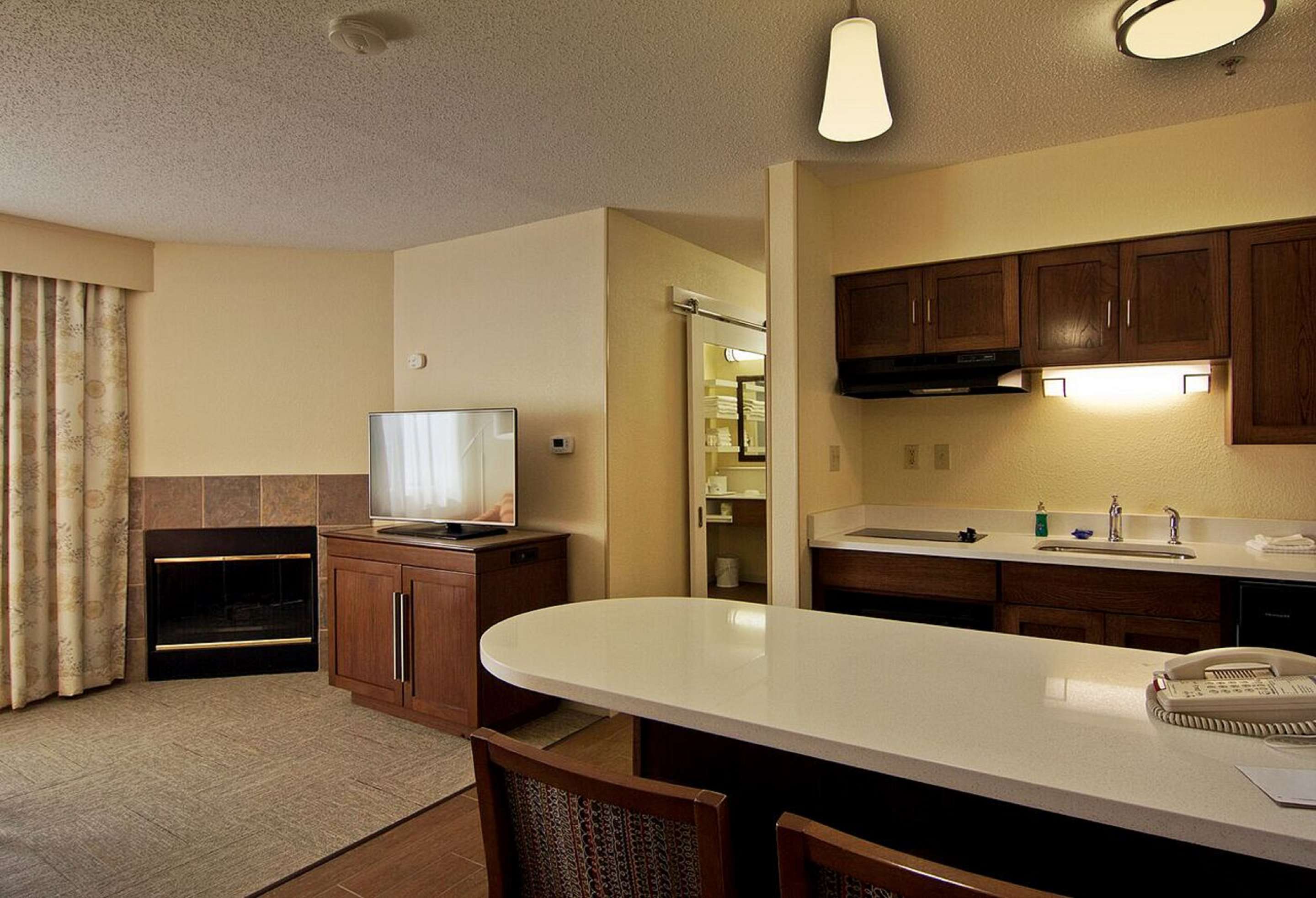 2 Queen 1 Bedroom Suite Shower Only with Fireplace Non-smoking