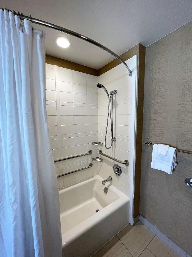 1 King Bed, One-Bedroom, Mobility Accessible Suite, Tub w/Grab Bars, Non-Smoking