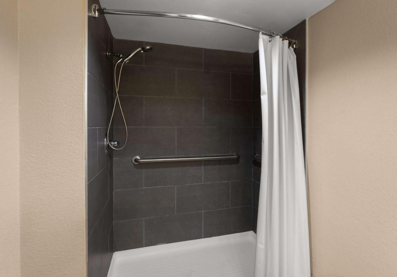 Queen Room with Roll-in Shower - Non-Smoking/Disability Access