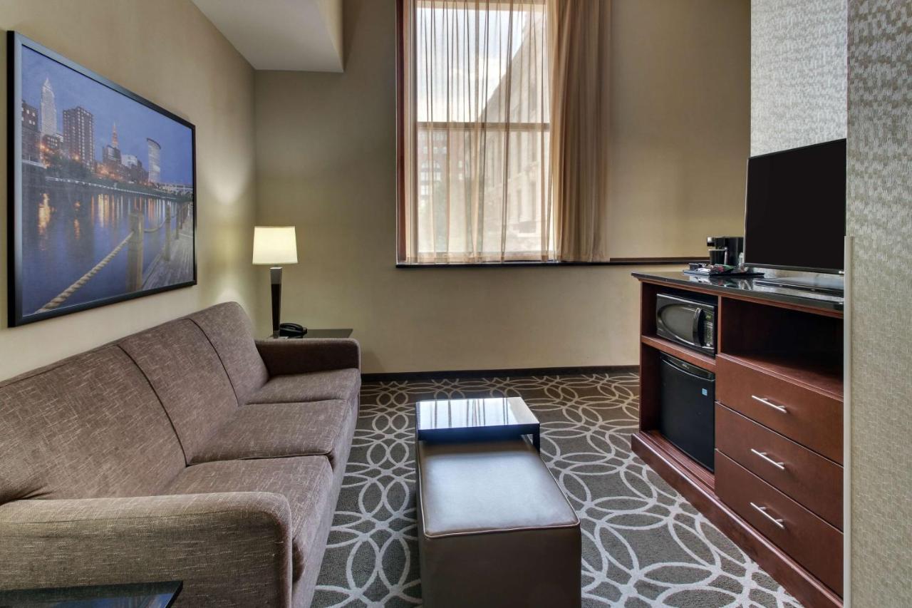 King Suite with Sofa Bed - Hearing Accessible, Roll-in Shower