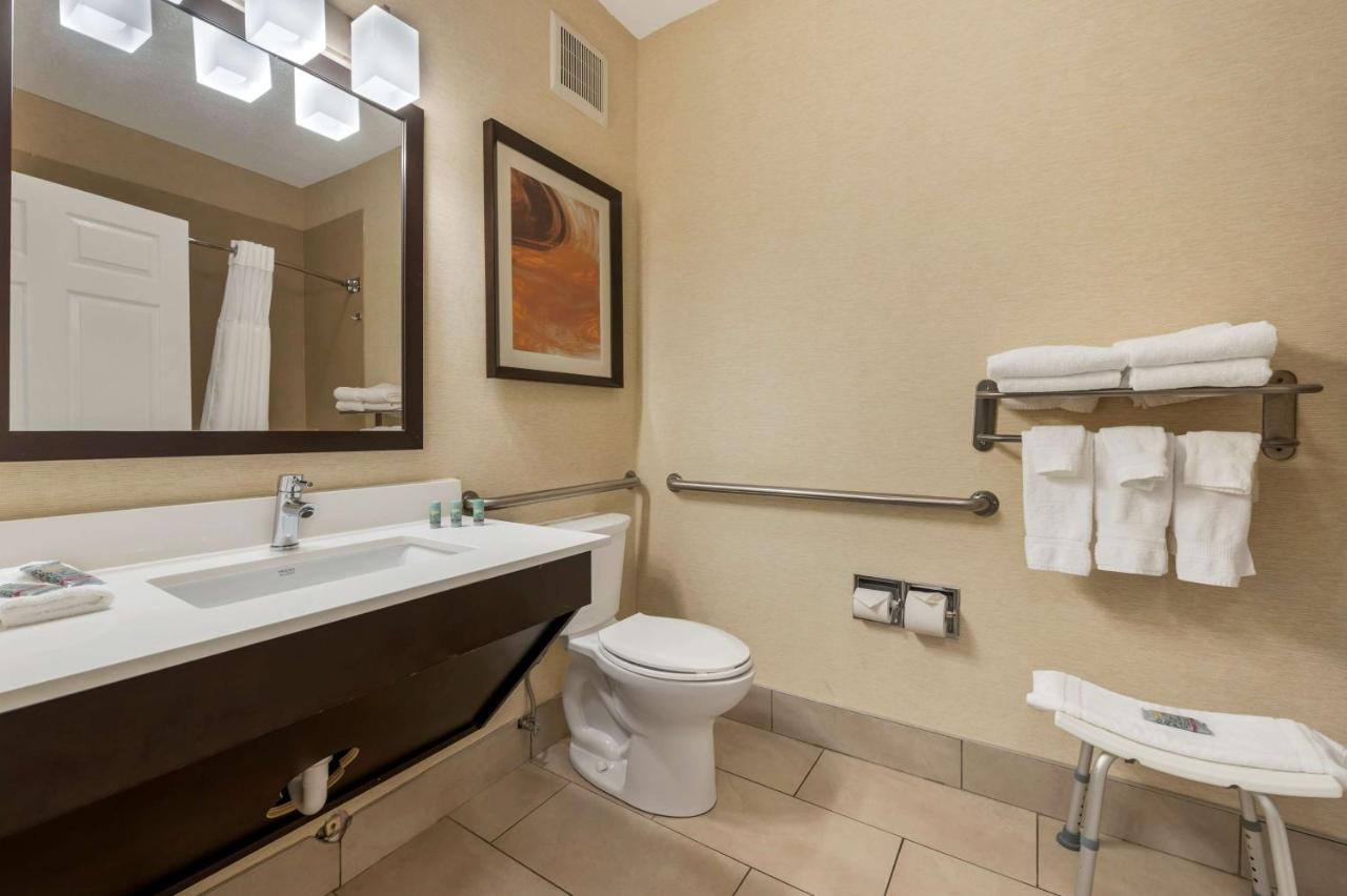 King Suite with Bath Tub - Disability Access