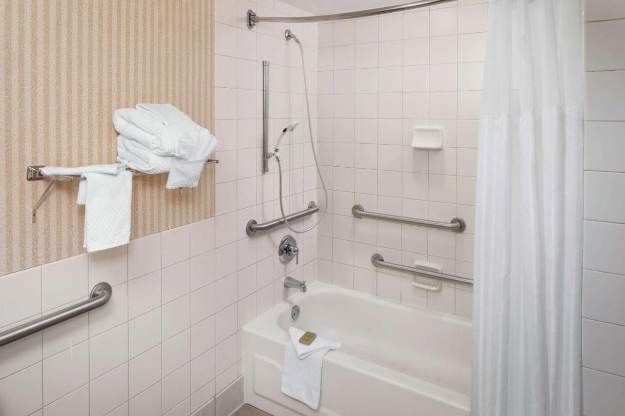 King Room - Mobility/Hearing Accessible with Bath Tub - Non-Smoking