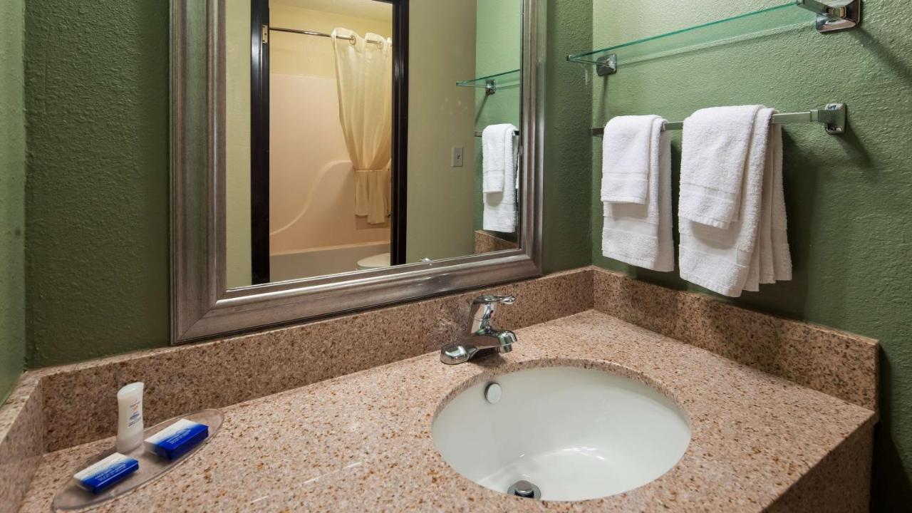 Queen Room with Roll-In Shower - Mobility Accessible/Non-Smoking