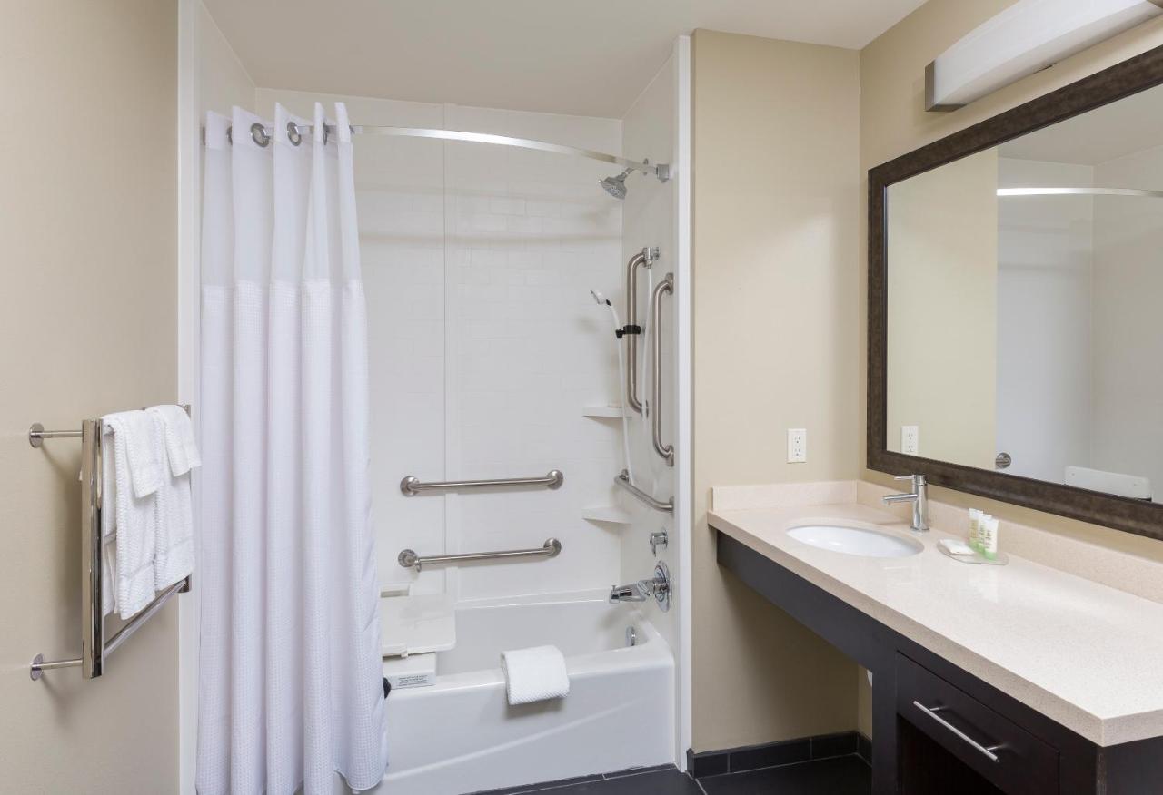 One-Bedroom King Suite - Disability Access/Hearing Accesible - Non-Smoking