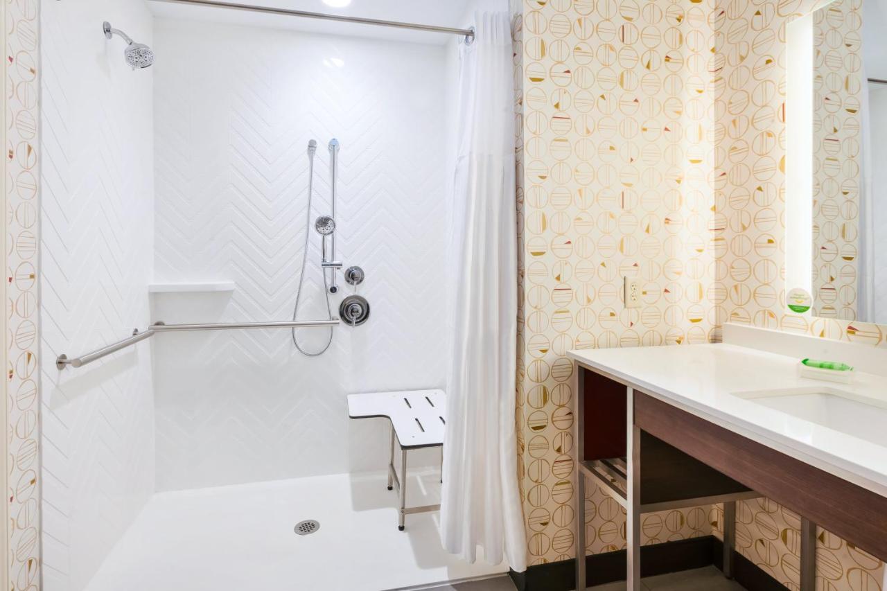 King Room - Hearing Accessible - Roll-in Shower