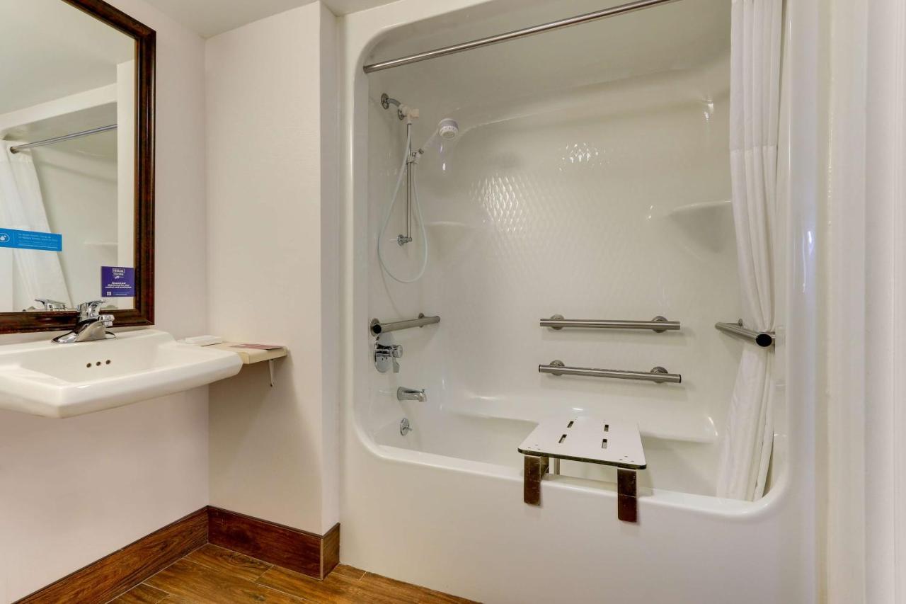 King Room - Disability/Hearing Accessible with Bathtub